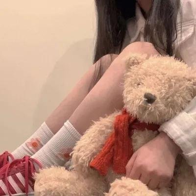 某男星机场被拍与女助理牵手，疑似新恋情曝光